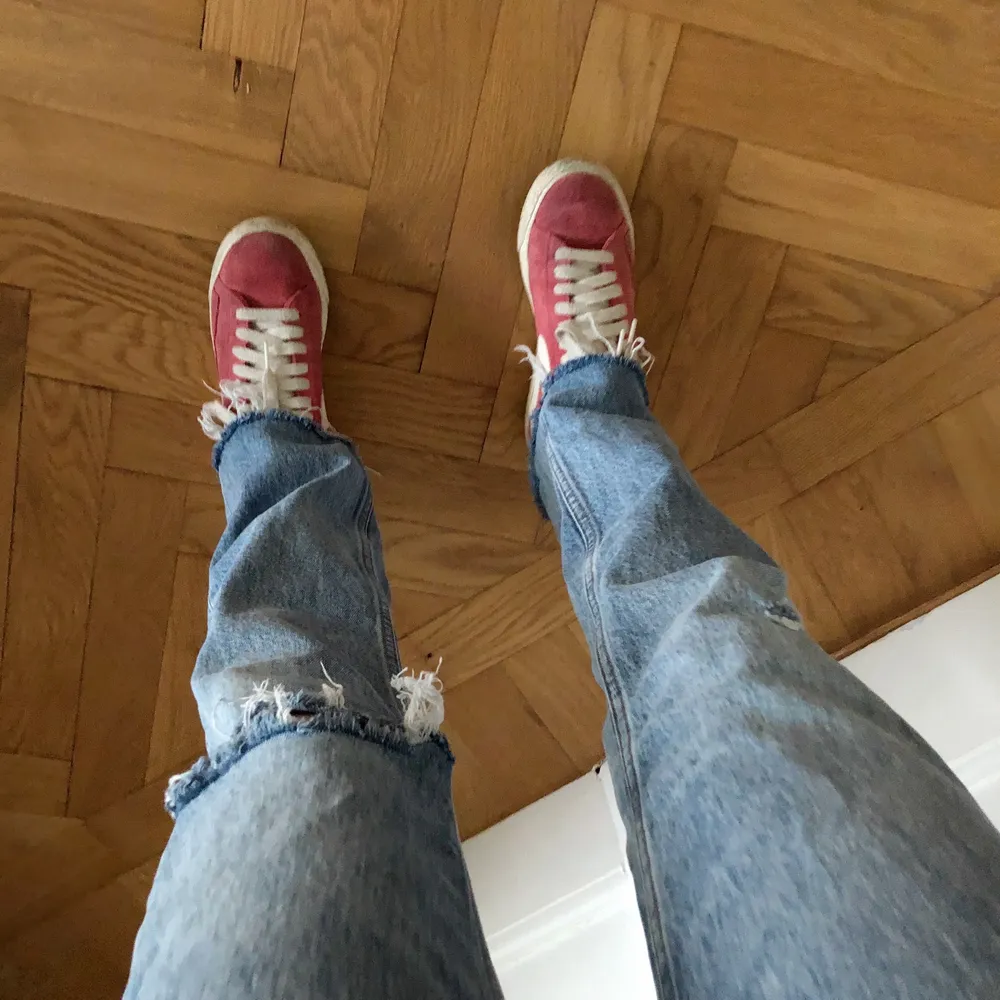 Raka zara jeans med hål på ena knät i storlek 34. Säljs inte längre! Sitter såhär på någon som är 1.62 cm. Sparsamt använda!!!🙌🏽 Köparen står för frakten!❤️❤️. Jeans & Byxor.