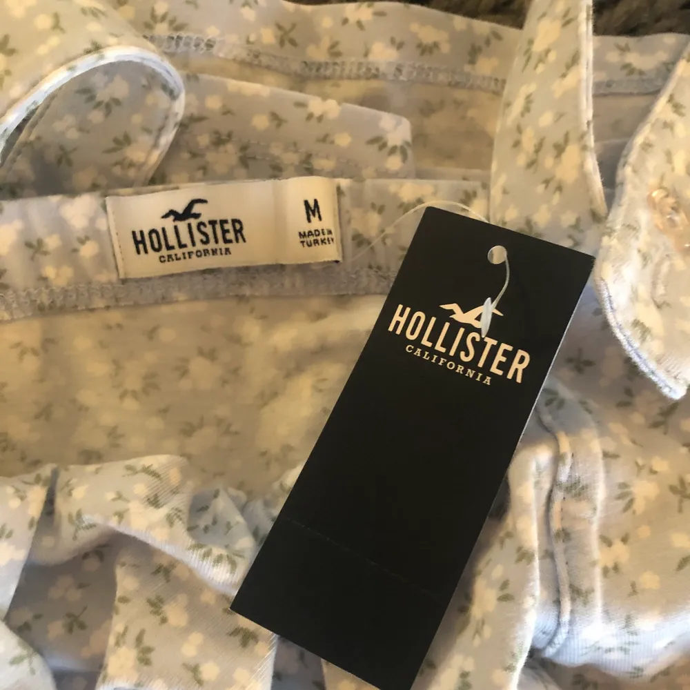 Säljer denna helt oanvända klänning ifrån hollisterco, då jag tyvärr itne känner mig så bekväm i den längre😓 den är i storlek m, men passar s oxå🥰 frakt tillkommer. Klänningar.