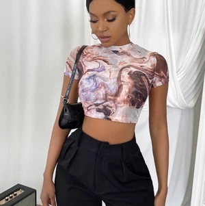 Ny croptop - Snygg helt ny topp endast provad. Materialet är lite mesh liknande, alltså genomskinligt. 