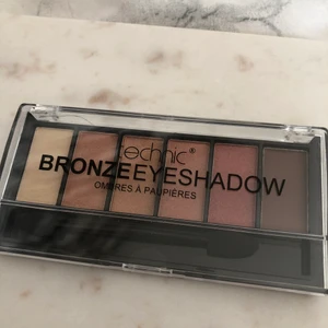Ögonskugga - Jättefin bronze eyeshadow palett som är oöppnad! 