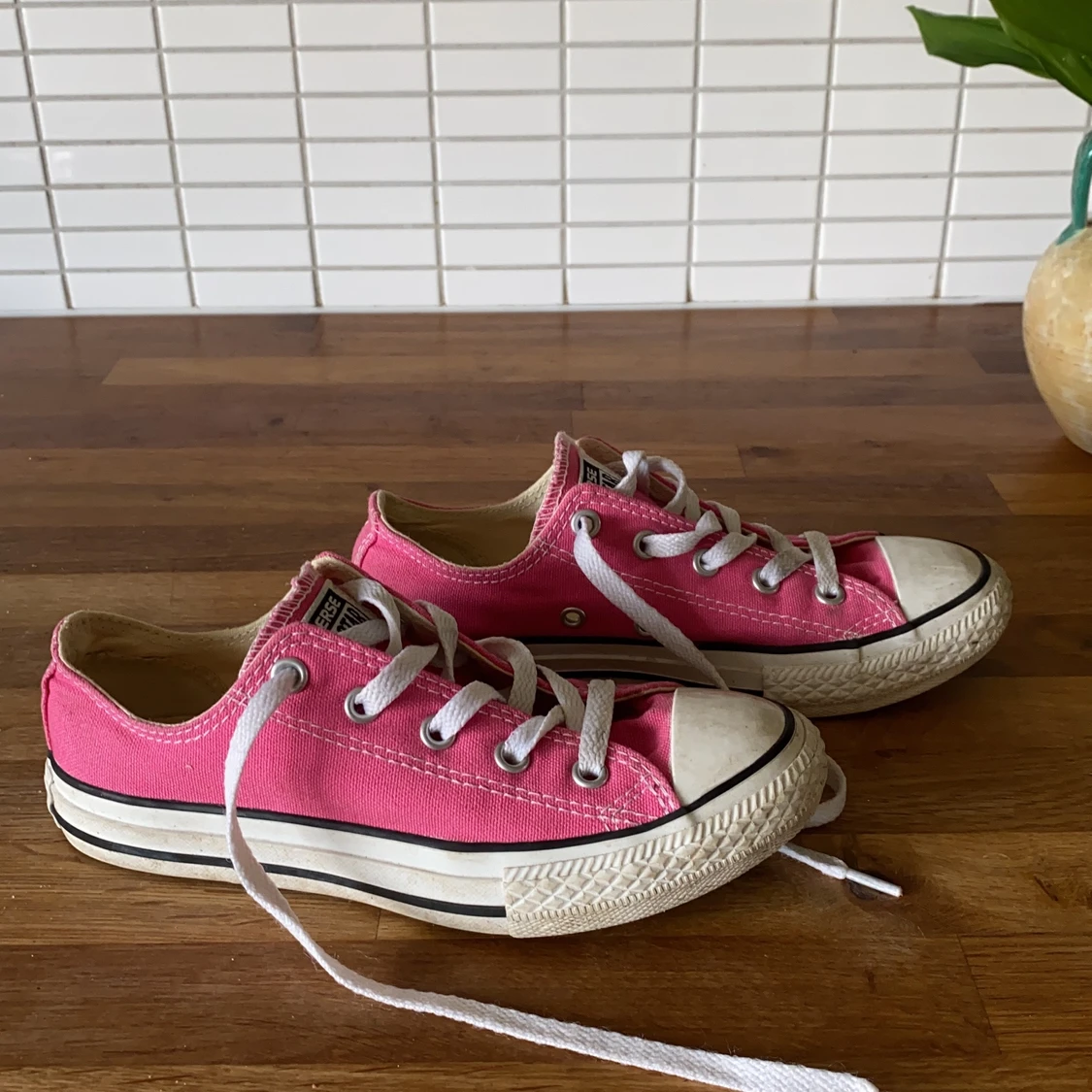 Rosa låga converse skor
