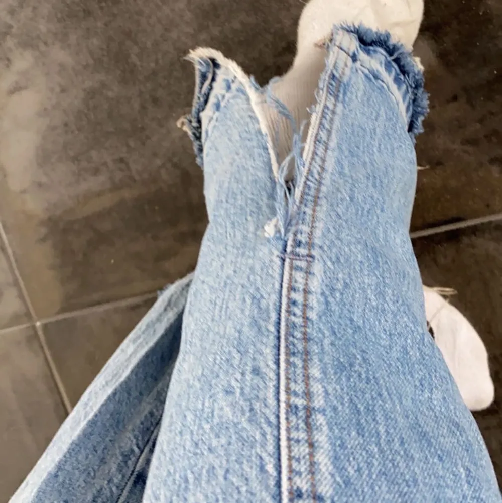 Ett par blåa jeans med lite slitningar ner till från zara, det finns även en slits nere vid byxbenet, i storlek 32 men passar en 34 också skulle jag säga!💞köparen står för frakt! . Jeans & Byxor.