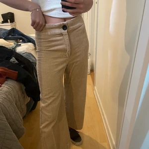 Manchester byxor  - Super fina Manchester byxor från Zara. As snygga till sommaren 