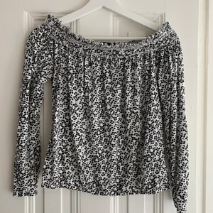 Tröja  - Tröja som man sätter på axlarna. 