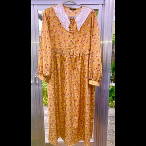 Blommig söt klänning  - Jag betalar för frakten! Pga detta kan jag inte sätta lägre priser. Storleken på klänningen är L. Betalning via swish! 