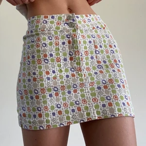 Y2K kjol - För dig som gillar Y2K är detta kjolen för dig!!💚 Så himla cool och trendig mini skirt som har ett relativt stretchigt tyg. Storlek XS men skulle också säga att den passar en XXS. 