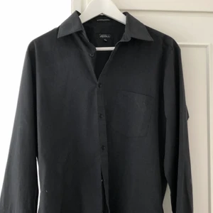 Skjorta - En svart skjorta köpt secondhand i bra skick 