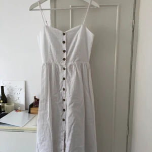 Känning - En helt oanvänd vit klänning