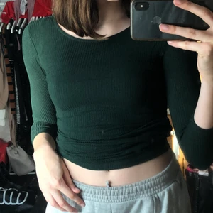 Grön tröja - En riktigt fin grön tröja med korsning där bak. Är i storlek S men går på XS med om man vill ha den något tajtare. 