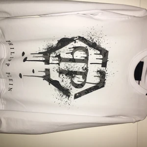 Philipp plein tröja storlek M - Den är 10/10 har använt den 3-4 gånger passar normalt inte för tajt och inte för löst har värde 6800kr