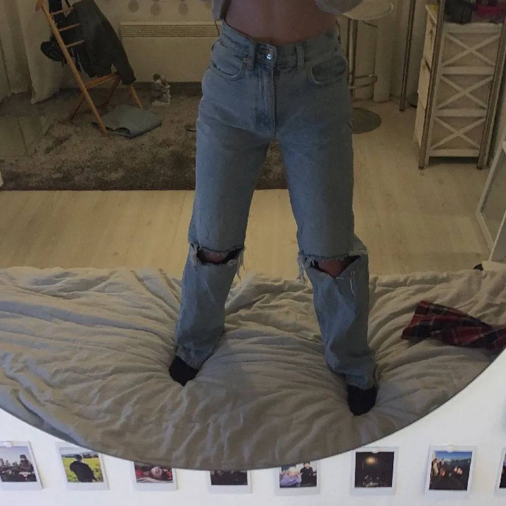 ❗️Är annonsen kvar så är byxorna kvar❗️ Säljer nu vidare mina jättefina jeans från Gina Tricot i storlek 32 då dom börjar bli lite för små. Lite för långa på mig som är 160. Byxorna är i nyskick så priset är 250+frakt💓🥰. Jeans & Byxor.