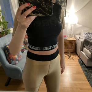 Träning sett från Björn Borg - Helt ny tränings sett från Björn Borg , i storlek S .Materialmix med genomskinlig mesh upptill för ventilation och sobert snyggt. Se närbild. Funkar lika bra som partytopp!