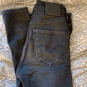 Levis mile high super skinny - Superfina högmidjade svarta jeans, urtvättade men annars i fint skick. En tvätt med svart jeansfärg så är dom som nya igen!🖤