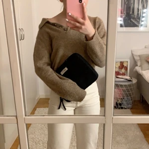 Day iPad fodral  - Superfint day fodral! (På sista bilden ser det nästan randigt ut men det är materialet, den är helsvart)  