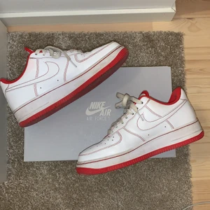 Nike air force stitch - Röda Nike air force stitch i storlek 8/39                                     Mycket välskötta, Inge slitage                                               Köpta för 900 säljer för minst 500
