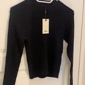 Säljer en helt ny svart ribbad tröja från bikbok! Endast testad, prislappen kvar!🖤