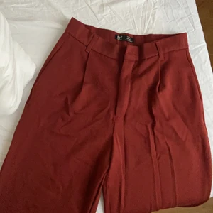 Kostymbyxor i Terracotta färg - Kostymbyxor i terrakotta färger, lite mörkare i verkligheten, med rak passform