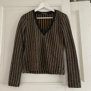 Glittertröja  - Glittrig rutig tröja från zara. Ganska tajt passform, jättebra skick.