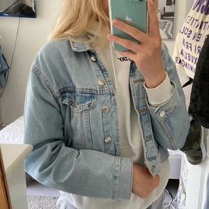 Jeansjacka - Jättefin jeansjacka från Gina. Fickor på utsidan och insidan, ganska kort men bekväm i storlek S. Passar perfekt till sommaren