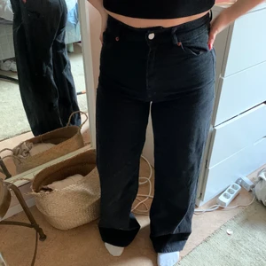 Zara wide leg svarta jeans - Säljer mina svarta wida jeans för dem är för korta för mig. Hon på bilden är 161cm och dem är lite långa men det går alltid att sy upp. Dem är bra skick använda 1 gång. 🤎