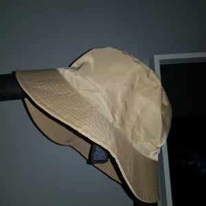 Fiskehatt från pieces - Helt ny aldrig använd dock har jag tagit av lappen. Från pieces kostade typ 200kr ny säljer flr 100. Billigare pris kan diskuteras vid snabb affär. One size. Fraktsätt 66 kr spårbart med postnord eller 22-48kr ej spårbart med frimärke. 