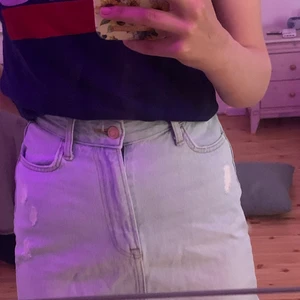 Jeans kjol  - En jätte fin jeans kjol från hm i storlek 36, ny pris 400 kr säljer den för 250 kr först i kvarn 🌸