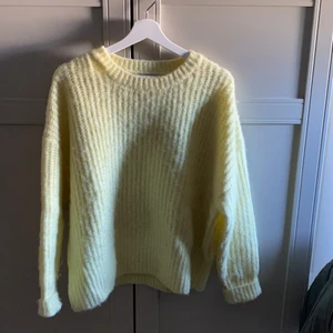 Stickad tröja - En helt oanvänd stickad tröja från Zara. Super skön och i en jätte fin ljus färg. Lite oversized i modellen. ✨