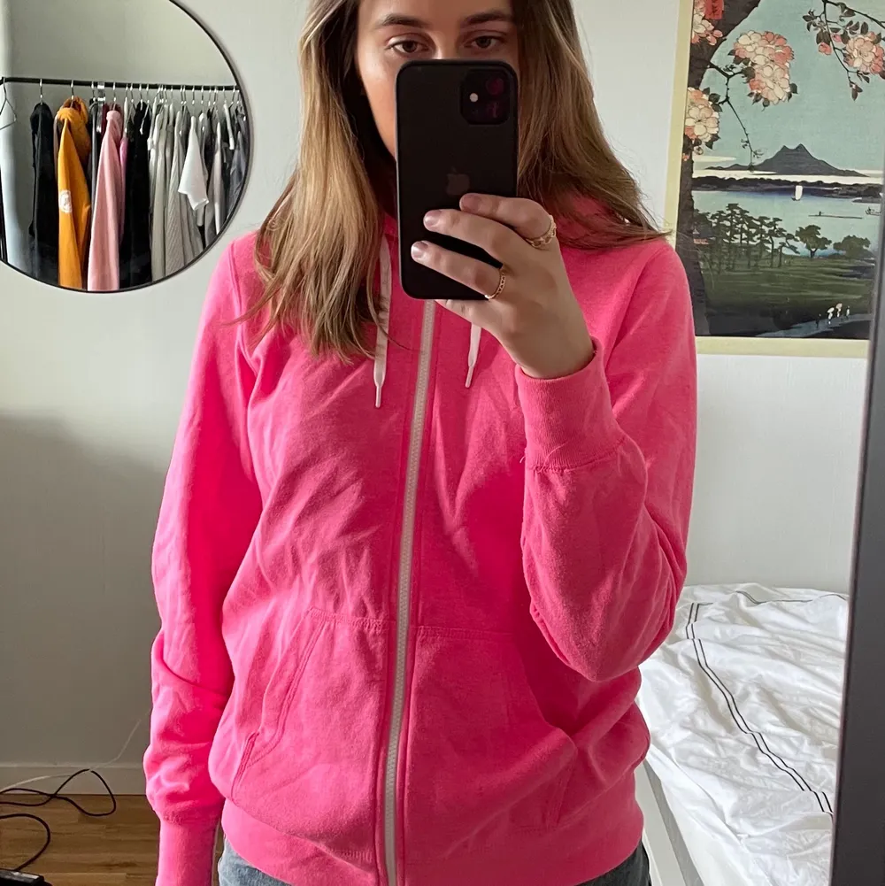 NIKE ZIP UP HOODIE! Säljer då den inte kommer till användning 🦋 Perfekt om man vill ha den lite oversized 💫. Hoodies.