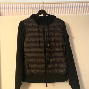 Moncler jacka zip up cardigan i stl S - Helt ny! Endast testad, aldrig använd. Prislapppen är dock borttagen, men det finns kvitto! Ny för denna säsongen, inköpt i Mars! Modell på bilden bär storlek S, jag säljer storlek S. Nypris 7999:-