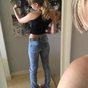 Ljusa Crocker jeans - Ett par as snygga crocker jeans med slitningar både fram och bak!! Älskar dem de är ett av mina favorit jeans men tyvärr börjar bli för små för mig💖🙈. PRIS KAN DISKUTERAS 