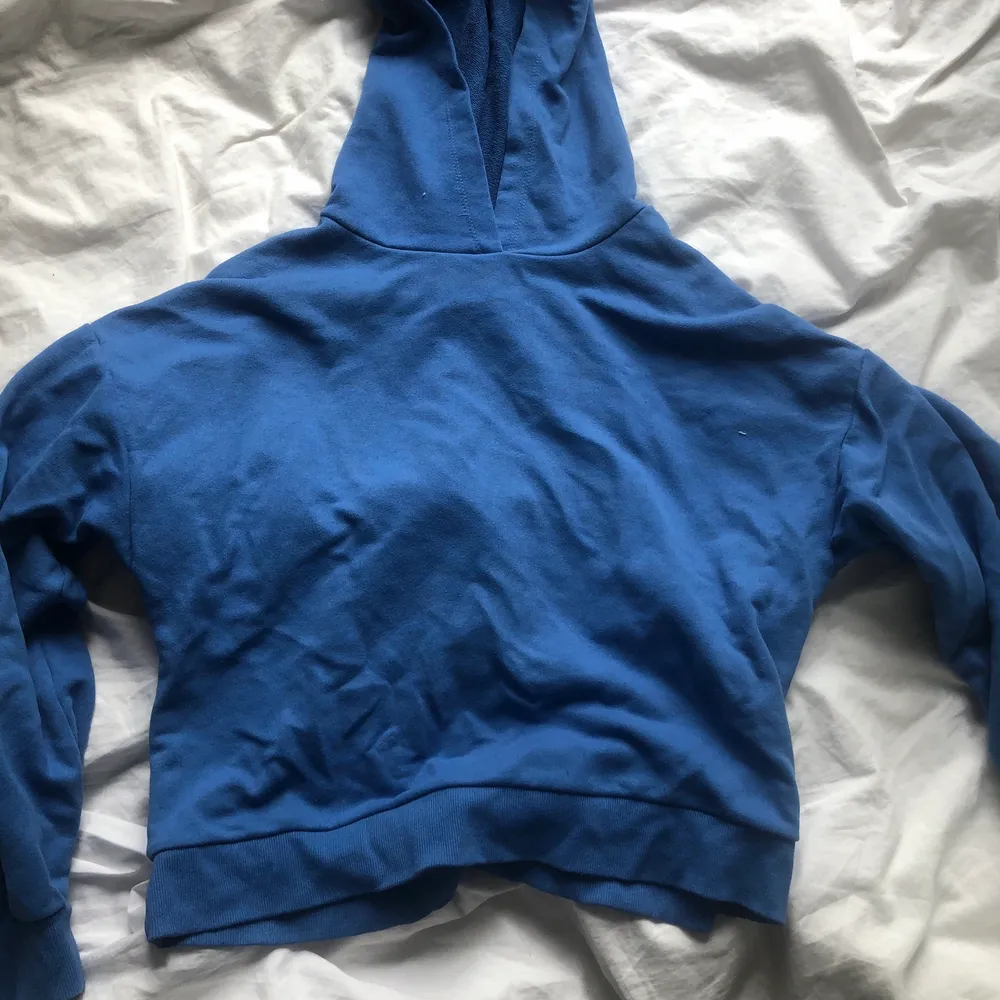 Fin hoodie från pull&bear storlek M men skulle säga att d passar S/M💕. Tröjor & Koftor.