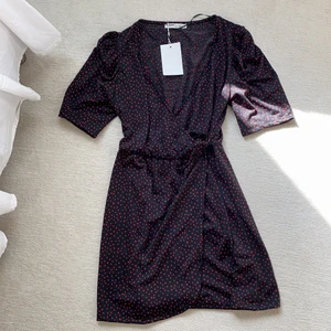 Omlott klänning - Rödprickig omlottklänning från Zara! Aldrig använd därav är prislappen kvar! Storlek S