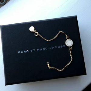 Armband Marc Jacobs  - Superfint armband i vitt och guld från Marc Jacobs. Bra men begagnat skick, dvs lite nött (se bilder). Ask medföljer! Nypris ca 900kr