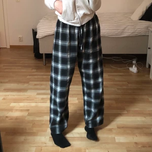 Rutiga ”pyjamas” byxor - Lägger ut dessa byxor igen då köparen aldrig svarade efter avslutad budgivning. Helt nya och oanvända eftersom jag råkade beställa fel. Kan mötas i Stockholm eller så står köparen för frakten 💕(OBS. Flera är intresserade så budgivning kan eventuellt starta)