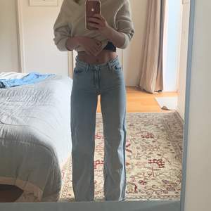 Säljer dessa trendiga jeans från monki, de är i storlek 25 och är lite strechiga så passar 26 och 24 också. De är lagom långa på mig som är 1,72 m lång. Säljs för 200kr+frakt💖💖