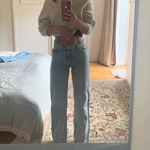 Jeans från monki - Säljer dessa trendiga jeans från monki, de är i storlek 25 och är lite strechiga så passar 26 och 24 också. De är lagom långa på mig som är 1,72 m lång. Säljs för 200kr+frakt💖💖