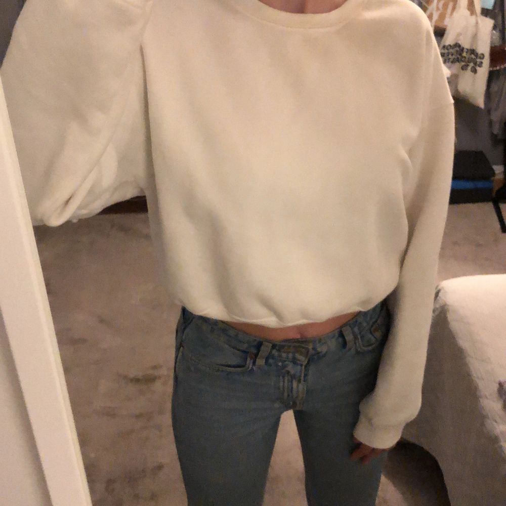 Den här super sköna sweatshirt endast använd ett få tal gånger, säljs nu. Den är inte bara skön utan också supersnygg och är perfekt tillvardags. Däremot så är den lite missfärgad vid halssömmen. Därför sänker jag priset och säljer den ännu billigare. Köpt för 300kr. Säljs för 100kr. Köparen står för frakten.😁. Tröjor & Koftor.