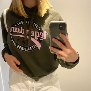 Grön Hoodie - Jätte fin grön hoodie ifrån Gina tricot i storlek S. 💚Jag är 163 cm och har storlek S/M. Säljer den eftersom den inte används mer, säljs för 80kr exklusive frakt, annars möta jag i stockholm💚