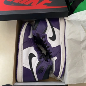 Jordan 1 high court purple  - Säljer mina court purple, bra skick 7/10, skriv vid mer info och bilder, storleken är 45,5 men passar 45 hur bra som helst✨