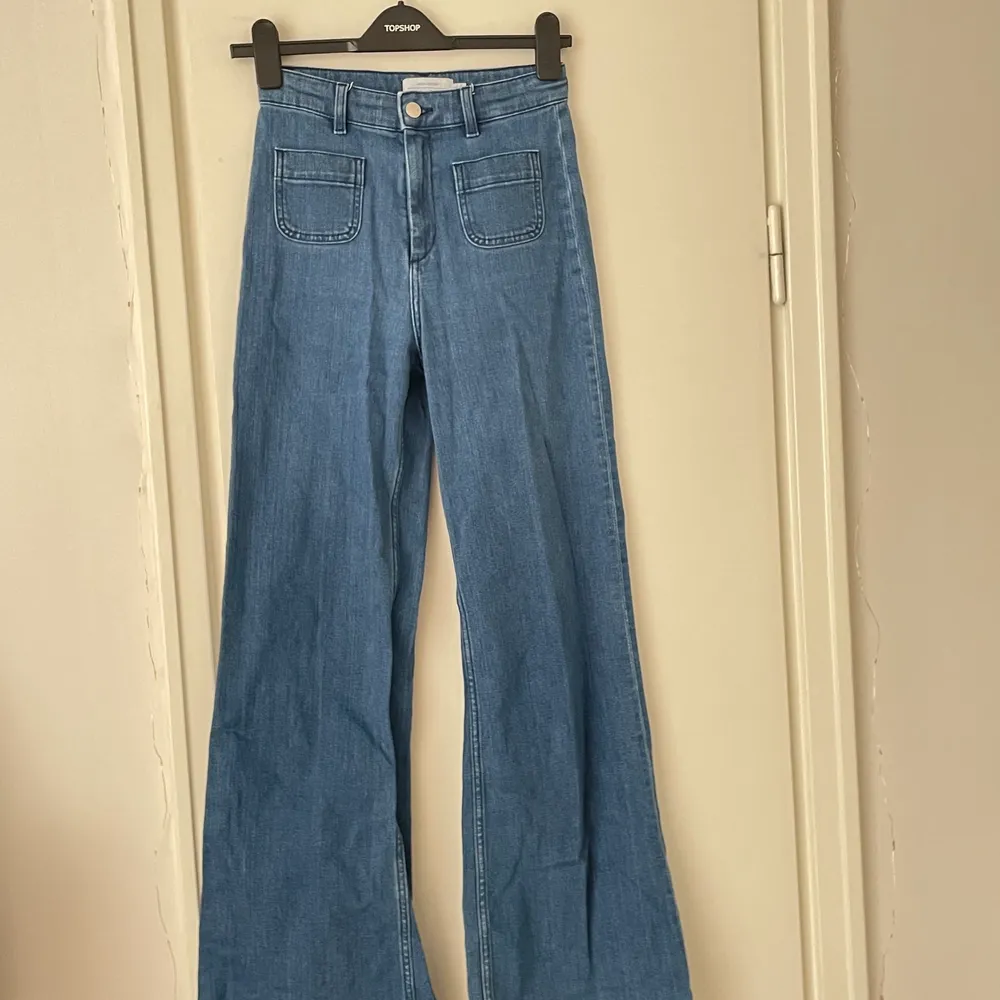 Utsvängda stretchiga jeans från Stories! Passar 25-27 skulle jag säga!. Jeans & Byxor.