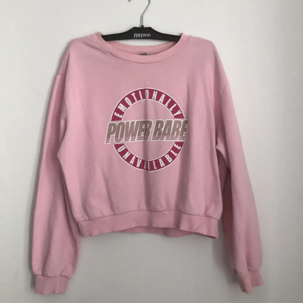 Superfin rosa croptop med texten ”PowerBabe” använd Max 2 gånger så nästan helt ny!. Toppar.