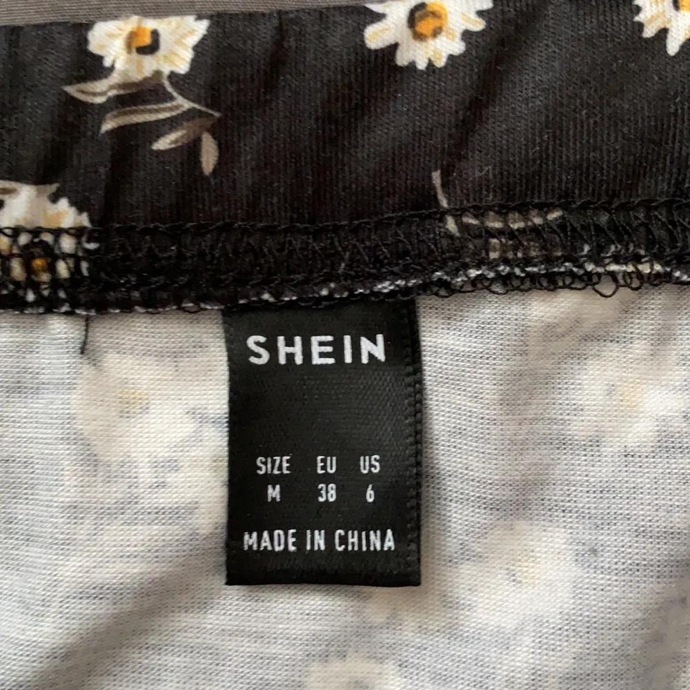 Superfin blommig kjol med slits från shein. Passar en typisk S/M skulle jag nog säga. Aldrig använd. Frakt tillkommer. Kjolar.