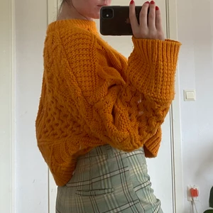Oversized orange stickad tröja - Mysig tjock stickad tröja från HM, strl XS men är väldigt oversized. Perfekt till sena sommarkvällar 💗🌸
