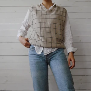 Rutig väst - Oversized rutig väst från märket Arnold Palmer. Storlek framgår ej men uppskattas till L. 100% bomull. Personen på bilden är 170 cm lång. 