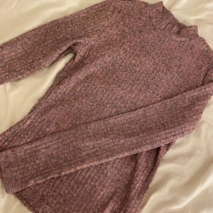 Snygg rosa stickad tröja - Säljer en snygg rosa lite glittrig tröja. Helt oanvänd då den inte var min stil. Köpte från SHEIN. Storlek S. Skriv för fler frågor. Modell Sara Andersson