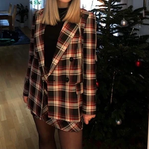 Kavaj + kjol  - Ett coolt set med kavaj och kjol från H&M. Båda storlek 36! Använda 1 gång! 300kr för både kjol och kavaj 