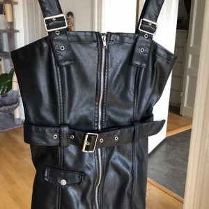 Cool skinnklänning - Fett cool skinnklänning från HM. Storlek 42 men ganska liten skulle säga 40. Säljer för 150kr, köparen står för frakt!🌸