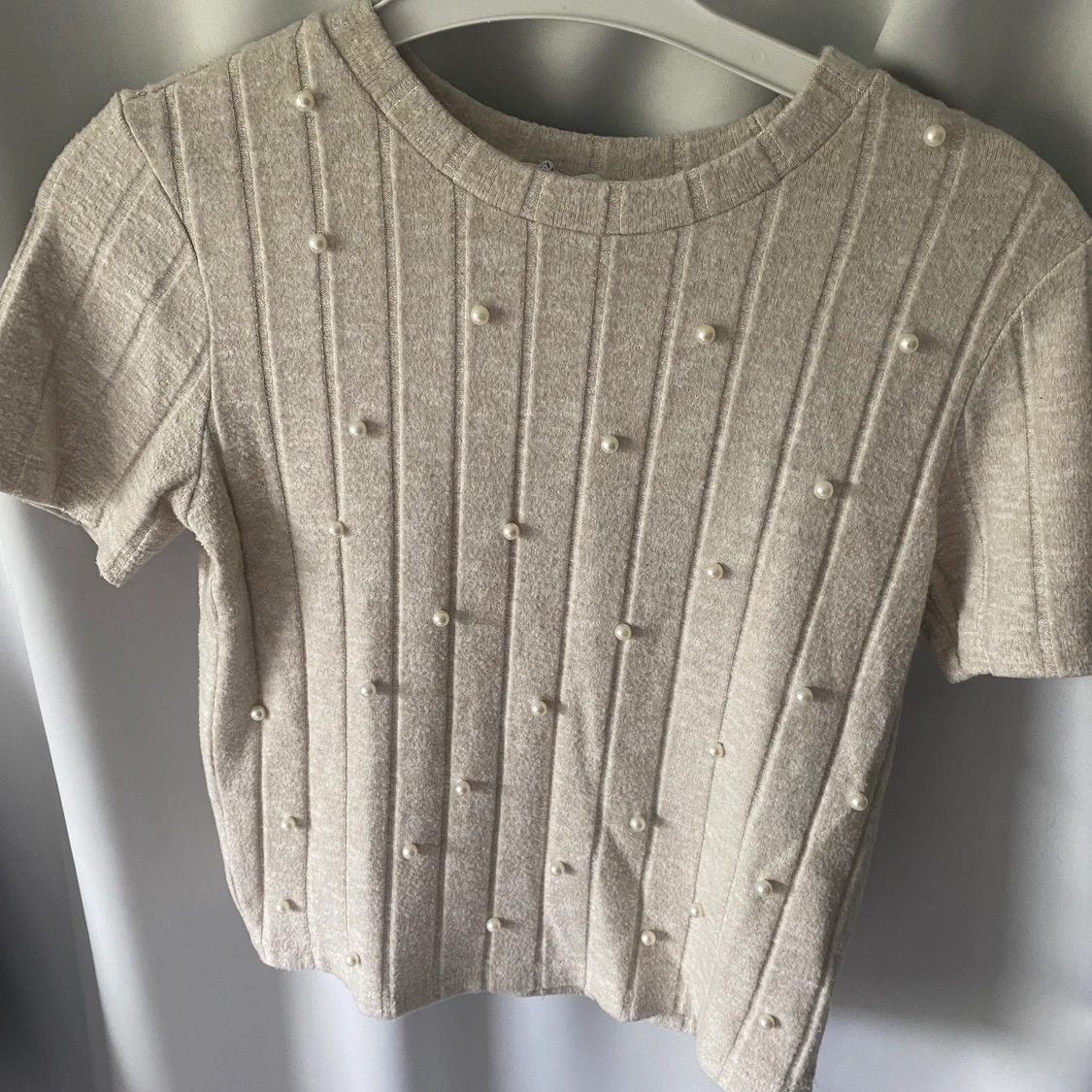 Söt beige topp med pärlor från Zara 