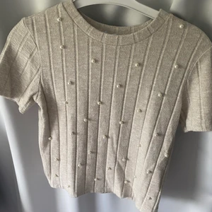 Söt beige topp med pärlor från Zara  - Söt beige topp med pärlor från Zara i storlek S. Pris 60kr! 