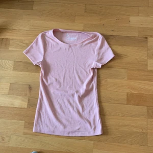 t-shirt - Den är aldrig använda 